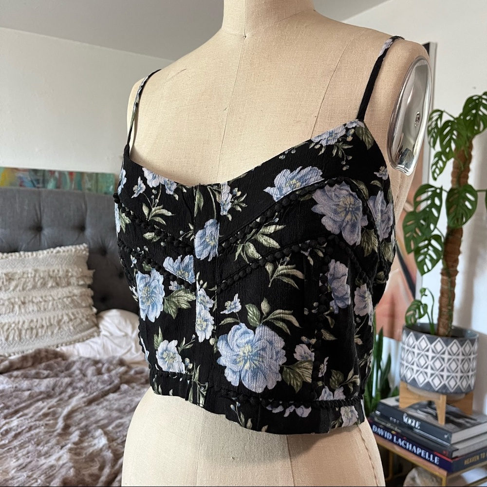 American Eagle Blue Rose Print Cropped Tank